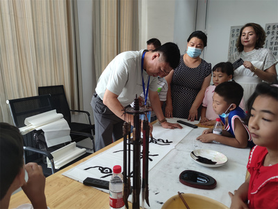 北京市文聯(lián)組織藝術(shù)家走進(jìn)新疆和田 開(kāi)展文化交流活動(dòng)